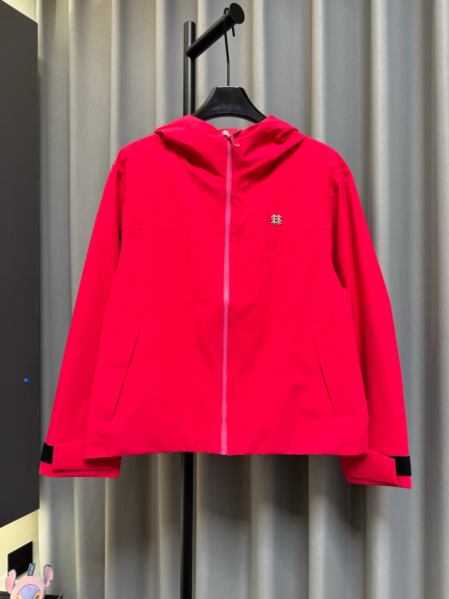 [Premium Reproduction] KOLON SPORT 26fw 2L Short Soft Shell Jacket Loose Waterproof Windproof Wear-Resistant Breathable Jacket (Rose Red) Developed by Original B The top version of this women's jacket is made of polyester fabric with waterproof, windproof, and Wear-Resistant properties. It is equipped with a waterproof zipper. The hood, cuffs, and hem are adjustable and the fit is loose. It is suitable for summer outdoor scenes and can also be used for daily commuting. It not only meets the needs of basic outdoor protection, but also has a dazzling color design, taking into account both practicality and appearance. It is suitable for women who pursue professional outdoor functions and value the dressing effect. It is positioned as a practical model that takes into account both outdoor and daily life. Look for the version. Size：xs/s/m/l/xl